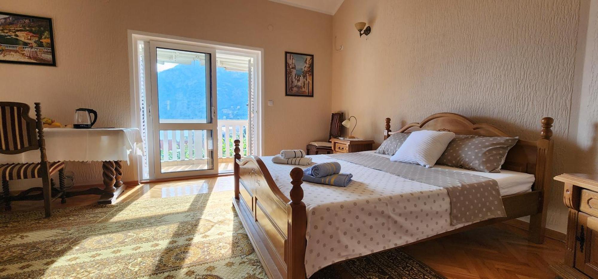 Lorena Rooms Risan Bagian luar foto