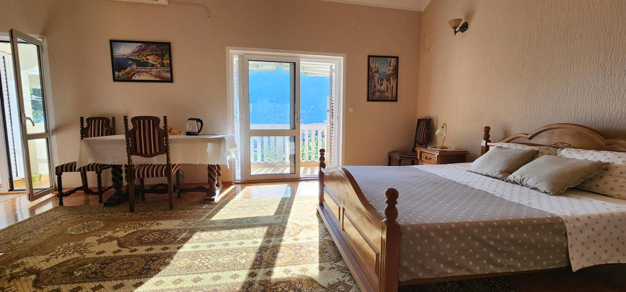 Lorena Rooms Risan Bagian luar foto